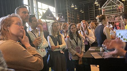 deelnemers van de boardtour luisteren aandachtig naar het verhaal van Grassa.