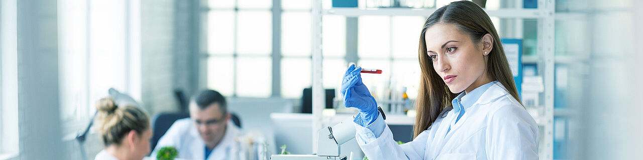 Mensen in witte jassen in een laboratorium met eten op het werkblad