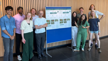 Studenten brengen kansen voor waterstof in Regio Foodvalley in kaart. De studenten en projectleiders van Regio Foodvalley staan voor het bord met de resultaten. 