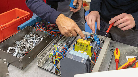Leerling van BTO Barneveld krijgt uitleg over het rapareren van een machine.