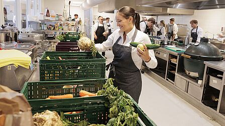 een student zoekt producten uit om mee te koken