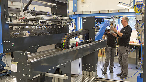 Leerling krijgt uitleg in een werkplaats. 