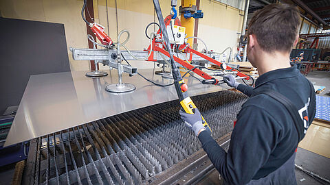 Jonge vakman is bezig in de werkplaats.