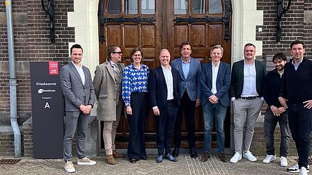 Groepsfoto van de delegatie op werkbezoek.