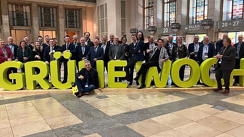 Groepsfoto van alle deelnemers namens de regio's van FoodNL. Ze staan voor de letters van Grune Woche.