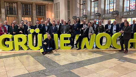 Groepsfoto van alle deelnemers namens de regio's van FoodNL. Ze staan voor de letters van Grune Woche.