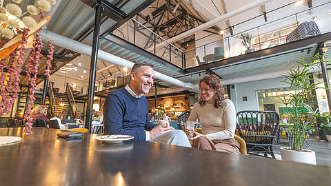 Peter Pors, lid van de Economic Board Regio Foodvalley en directeur van PDR strategie en communicatie, is in gesprek met Endryetta van Ginkel van Stichting ANDERS Foodvalley. 