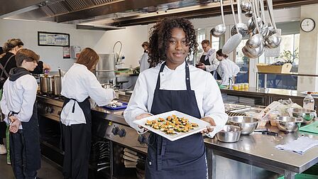 Leerling toont een gerecht