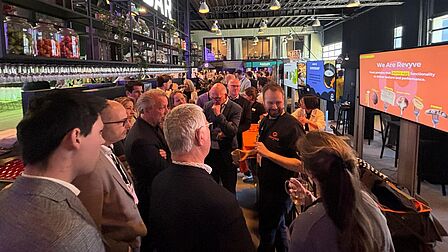 BEzoek aan de stand van Revyve