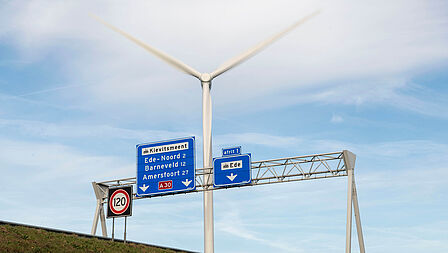 Windmolen langs de snelweg A30
