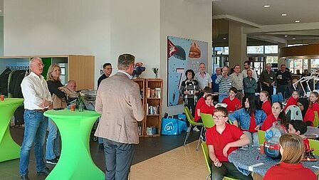Repair Cafe Raadhuis Ede met wethouder Arnold Versteeg en 22 leerlingen van het Marnix College