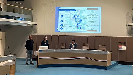 Peter Savelberg en Maud Hulshof beantwoorden de vragen uit het publiek.