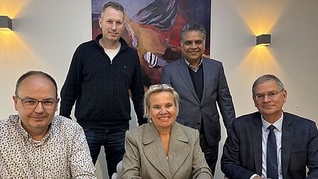 Aan tafel zitten Monique Esselbrugge, directeur Regio Foodvalley, wethouder Marco Verloop (gemeente Veenendaal), Manish Dixet (gemeente Veenendaal) en Gerrit Valkenburg (ICT Valley)