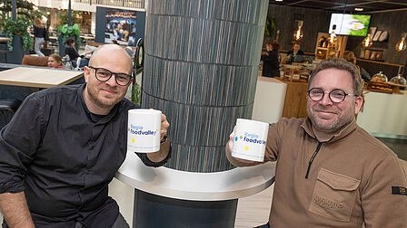 Jan Willem Nuis, onderzoeker en docent HRM aan de Christelijke Hogeschool Ede (CHE) en Frederik van de Craats van onderneming JMF Techniek (uit Veenendaal) drinken samen een kop koffie.  