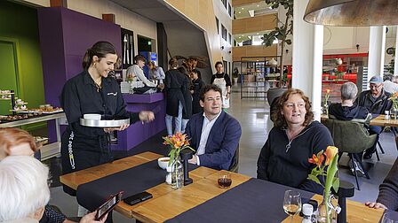 de wethouder luncht samen met de vrijwilligers van de Stadsakkers.