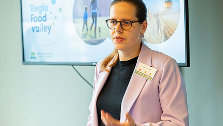 Anne-Jo Smits vertelt tijdens een deelsessie over het Bedrijvenmeetnetwerk van de Regio Deal Foodvalley