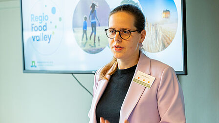 Anne-Jo Smits vertelt tijdens een deelsessie over het Bedrijvenmeetnetwerk van de Regio Deal Foodvalley