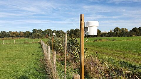 meetkastje hangt aan een paal om de luchtkwaliteit te meten
