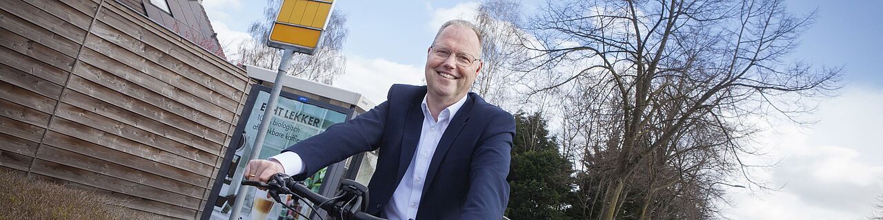 wethouder Engbert Stroobosscher (gemeente Veenendaal) op de fiets