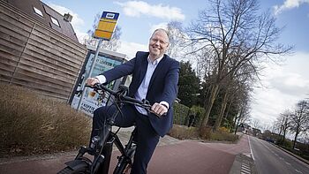 wethouder Engbert Stroobosscher (gemeente Veenendaal) op de fiets