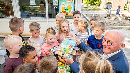 Kinderen van Kindercentrum Terbroek in Zwartebroek/Barneveld bekijkeb de groentebox samen met Bennie Wijnne, wethouder in Barneveld 