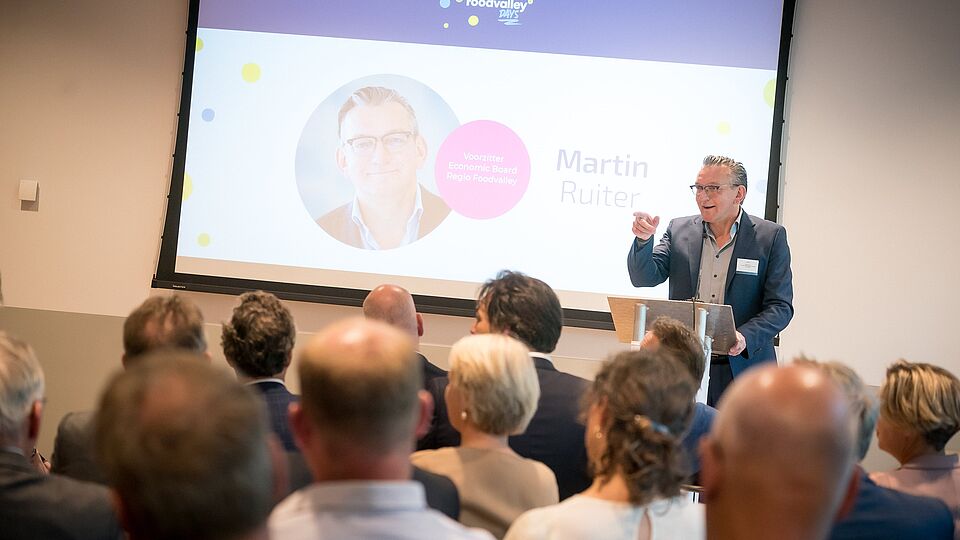 Gastheer Martin Ruiter, voorzitter van Economic Board Regio Foodvalley, benadrukte in zijn welkomstwoord het belang van verbinding met partners binnen én buiten de regio. 