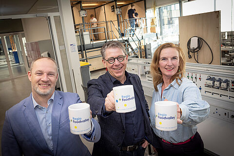 Dennis Gudden, Joop Hazeleger en Diane van Moerkerk geven de koffie mok door aan de volgende kandidaat (deze is niet in beeld)