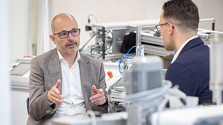 Edwin van de Hoorn is in gesprek met Jan dirk Vossebelt. 