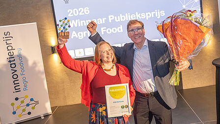 Goa Ventures staat juichend op het podium met de prijs in de hand.