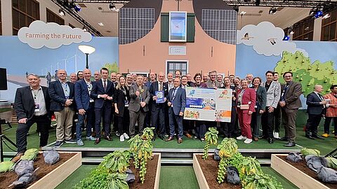 een groepsfoto van de leden van FoodnL met de propositie in de hand.