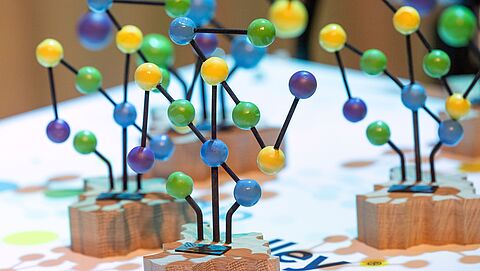 De awards van de Innovatieprijs staan op de bakfiets uitgestald.