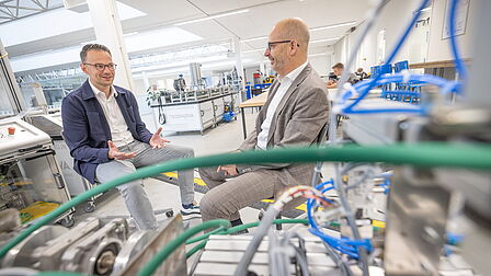 Edwin van de Hoorn is in gesprek met Jan dirk Vossebelt. 