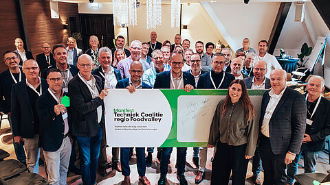 Groepsfoto met de partners die het manifest Techniek Coalitie Regio Foodvalley hebben ondertekend. 