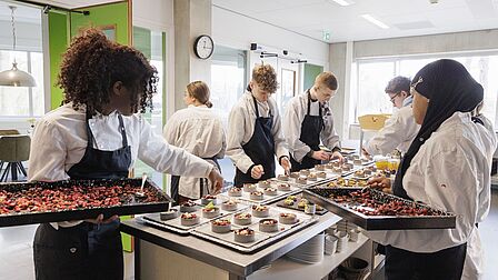 Leerlingen maken een gereecht op