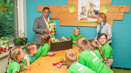 Gerard van Deelen reikt groentepakket uit aan bso Happy Kids (Scherpenzeel)