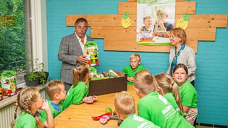 Gerard van Deelen reikt groentepakket uit aan bso Happy Kids (Scherpenzeel)