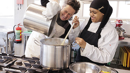 Chef kok Paula helpt met de soep
