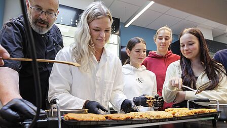 Leerlingen van het Christelijk Lyceum Veenendaal bakken burgers tijdens de mastclass koken met restjes.