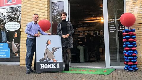Op de foto staan wethouder Hester Veltman, voorzitter van de Arbeidsmarktregio Foodvalley en initiatiefnemer, Jaap Hermsen. Zij staan voor de pop-upstore Honk1