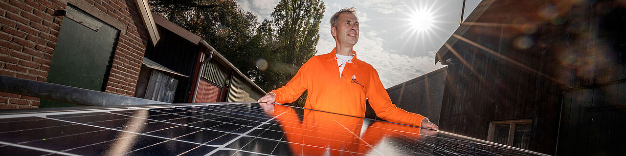 Jan Roelofsen stelt de daken van zijn opstallen beschikbaar voor een coöperatieve zonnecentrale van ValleiEnergie.