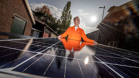Jan Roelofsen stelt de daken van zijn opstallen beschikbaar voor een coöperatieve zonnecentrale van ValleiEnergie.