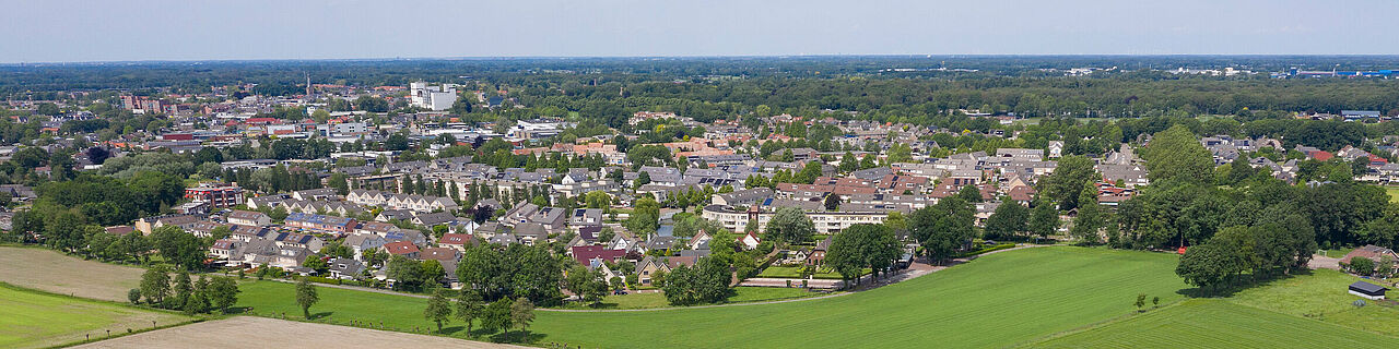 Luchtfoto van het buitengebied De Valk, vergezicht van landschap, boerderij en woningbouw 
