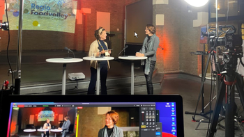 Liesbeth Laman Trip staat samen met Hester Velthuis, wethouder Ede in de studio voor een interview