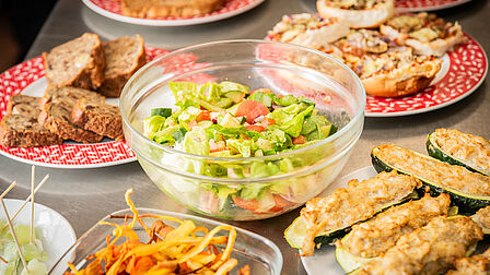 Het eindresultaat. De gerechten staan op de tafel. 