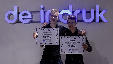 Winnaars Ruben (15 jaar), winnaar van de publieksprijs en Samuel (15 jaar) winnaar van de juryprijs staan samen op de foto..  