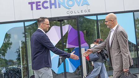 Jan dirk Vossebelt en Edwin van den Hoorn schudden elkaar de hand en nemen afscheid na het gesprek bij Technova college. 