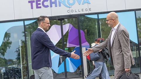 Jan Dirk Vossebelt, Staalcampus en Edwin van Hoorn geven elkaar de hand. Zij staan voor Technova college.