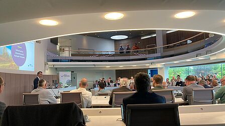Raadsinformatiebijeenkomst in de raadszaal Ede. Wethouder Jan-Pieter van der Schans heet de raadsleden uit de regio welkom.