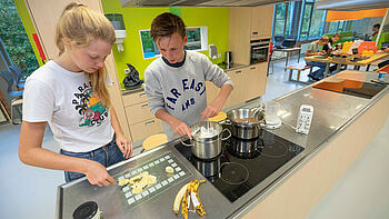leerlingen van het JohannesFontanus College uit Barneveld zijn in de keuken van de school aan het koken