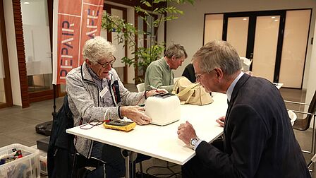 Repair Cafe Raadhuis Veenendaal met wethouder Marco Verloop. Hij heeft zijn broodrooster ingelevert voor reparatie. 